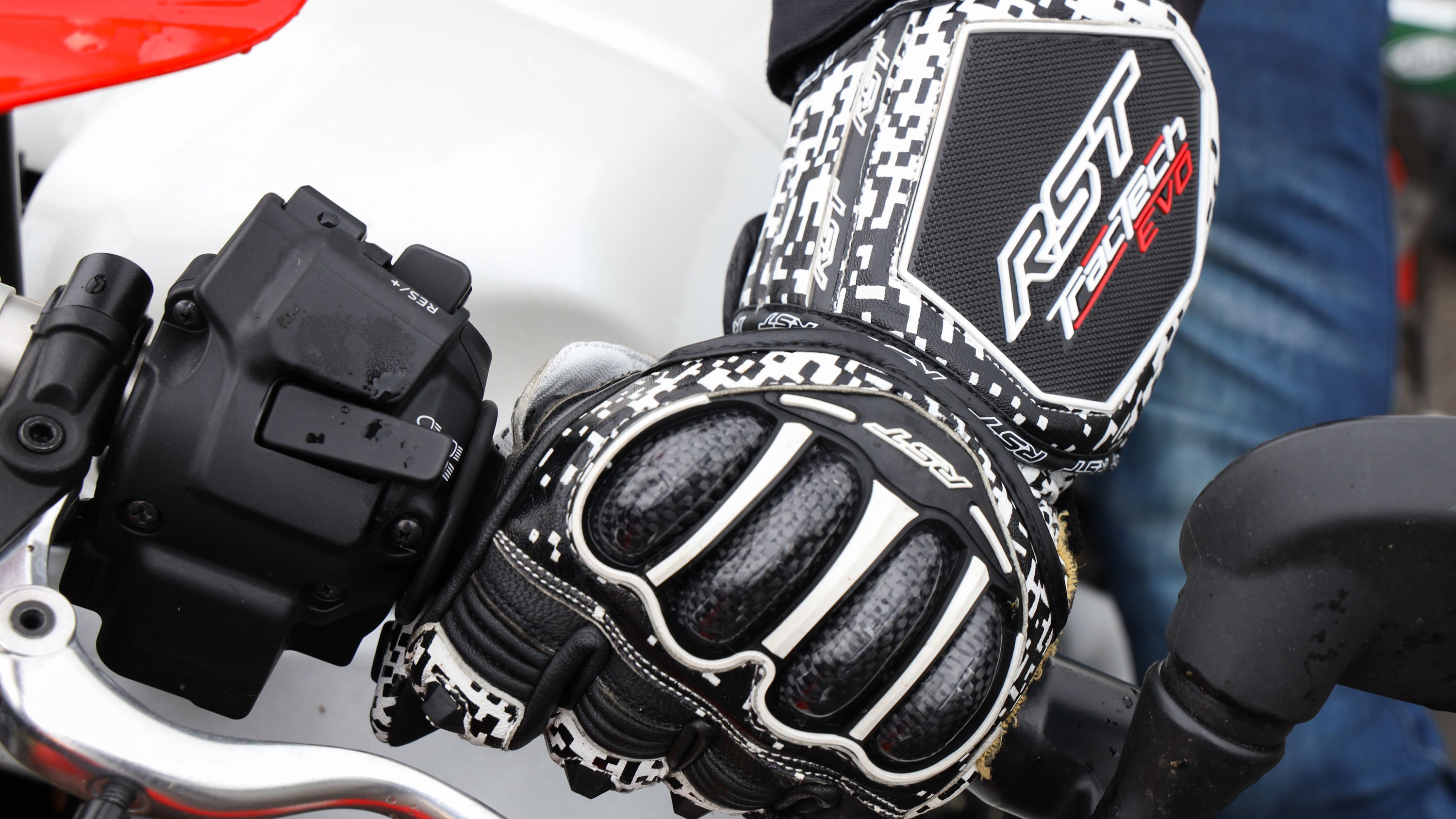 RST Tractech Evo 4 glove - on handlebar
